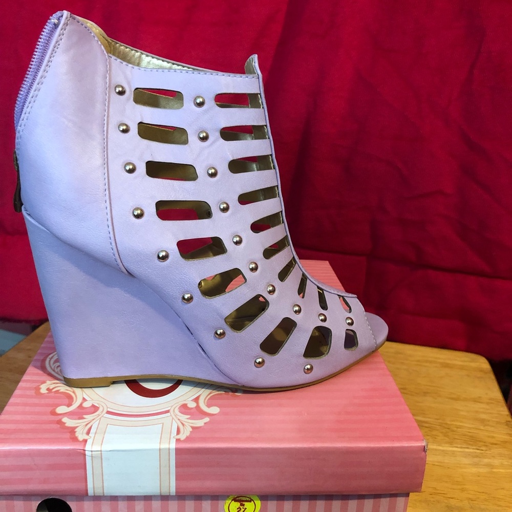 Yoki lavender purple caged wedges!